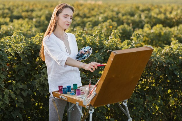 Jeune femme talentueuse en train de peindre