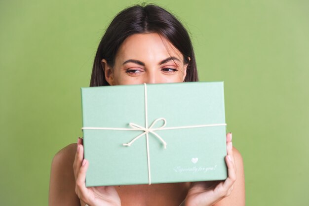 Jeune femme tenant une boîte cadeau verte