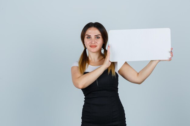 Jeune femme tenant une bulle de dialogue et à la recherche de plaisir