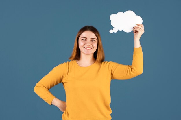Jeune femme tenant une bulle de pensée