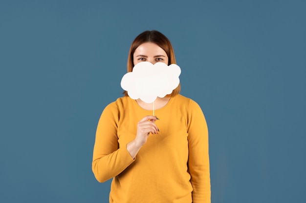 Jeune femme tenant une bulle de pensée