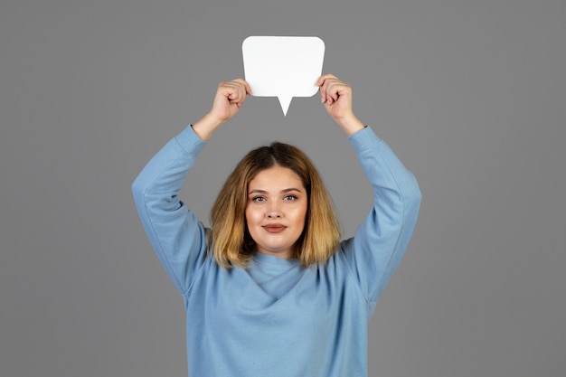 Photo gratuite jeune femme tenant une bulle de pensée