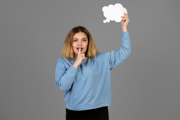 Photo gratuite jeune femme tenant une bulle de pensée