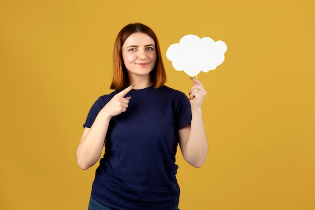 Jeune femme tenant une bulle de pensée