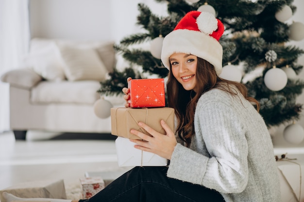 Jeune femme tenant des cadeaux de Noël