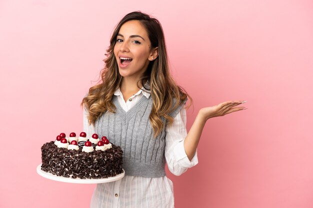 Jeune Bel Homme Avec Un Gros Gateau En Gardant Une Conversation Avec Le Telephone Mobile Photo Premium Jeune Bel Homme Avec Un Gros Gateau En Gardant Une Conversation Avec Le Telephone Mobile Photo Premium