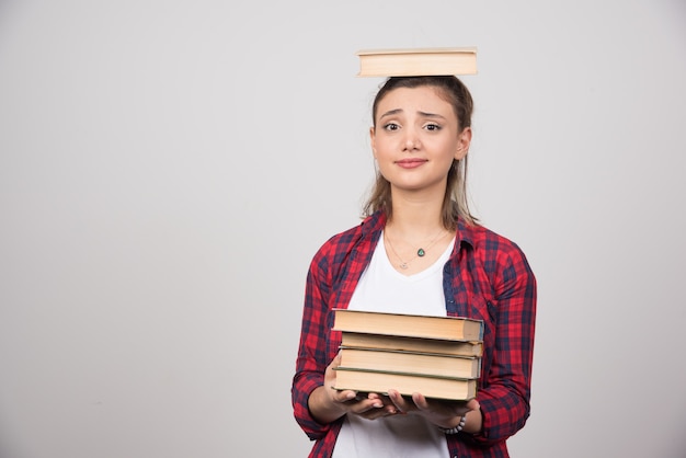 Une jeune femme tenant un livre sur la tête