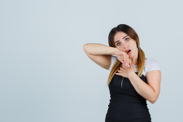 Jeune Femme Tenant La Main Près De La Bouche Et à La Surprise