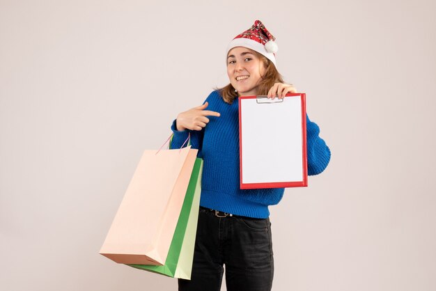 jeune femme, tenue, achats, paquets, et, note, blanc