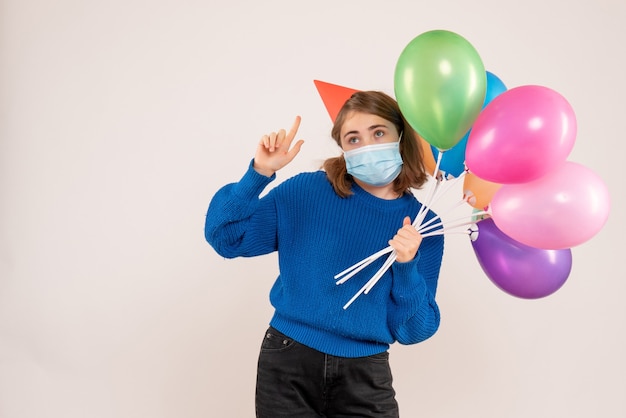 jeune femme, tenue, ballons colorés, dans, masque, blanc