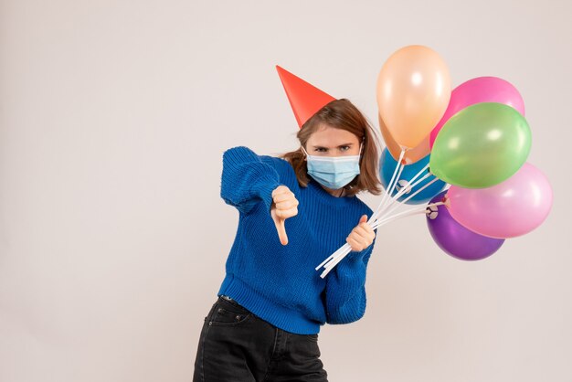 jeune femme, tenue, ballons colorés, dans, masque, blanc