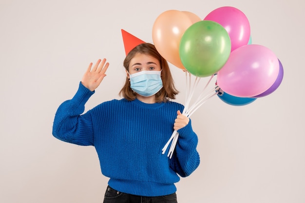 jeune femme, tenue, ballons colorés, dans, masque, blanc