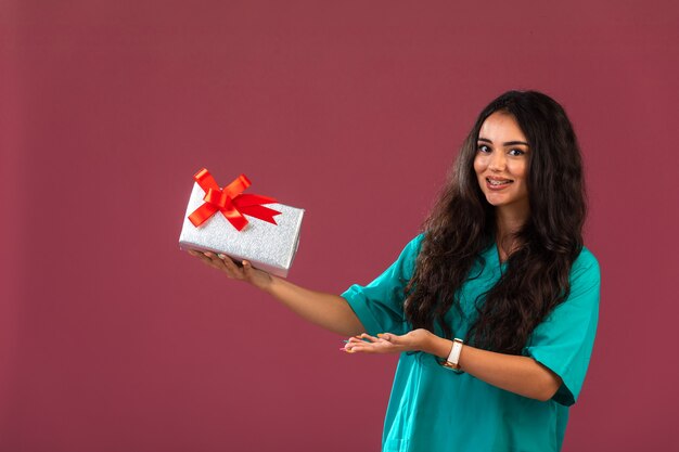 Jeune femme, tenue, boîte cadeau, à, arc rouge