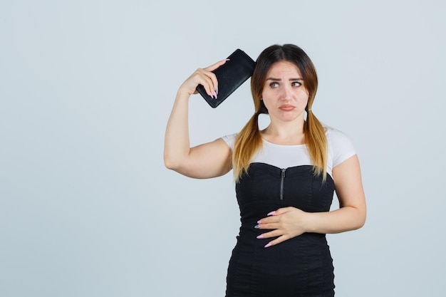 jeune femme, tenue, embrayage, tête