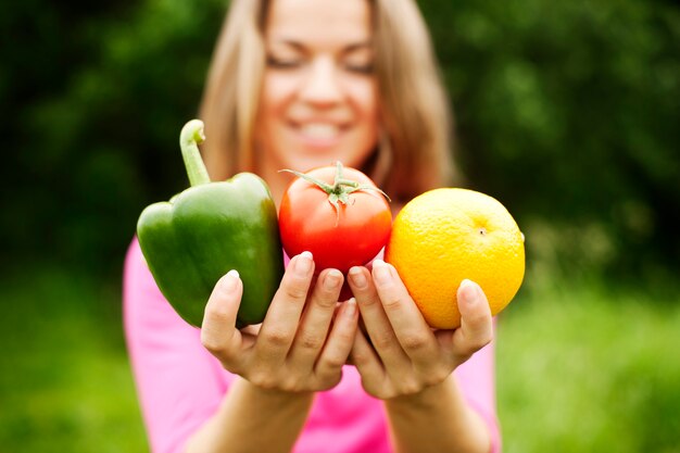 Jeune femme, tenue, fruits et légumes