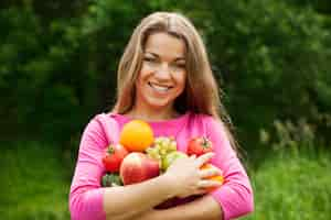 Photo gratuite jeune femme, tenue, fruits et légumes