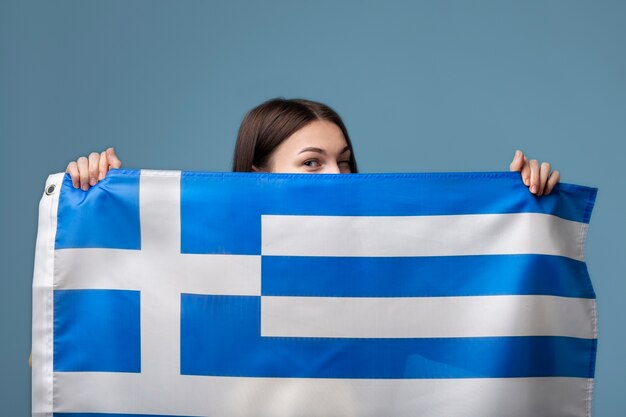 jeune femme, tenue, grèce, drapeau