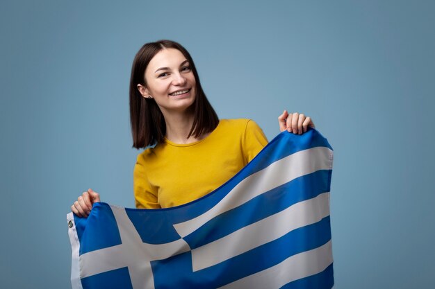 jeune femme, tenue, grèce, drapeau