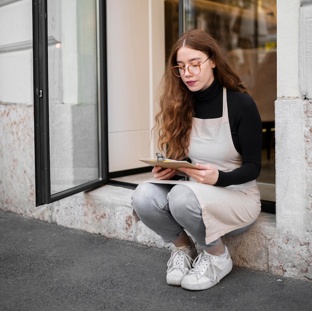 Jeune Femme, Tenue, Menu