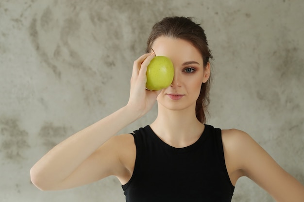 Jeune femme, tenue, pomme