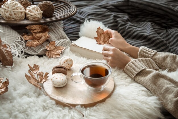 Jeune femme, tenue, a, tasse thé