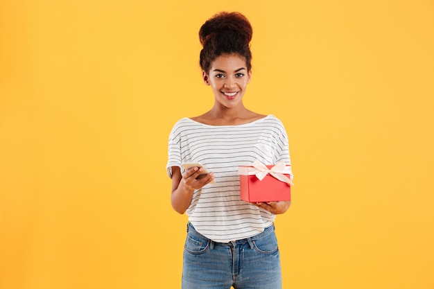 Jeune, femme, tenue, téléphone, présent