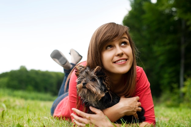 Jeune femme, tenue, yorkshire terrier