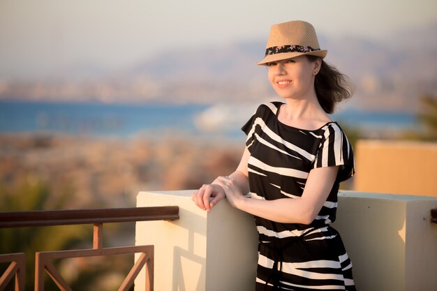 Jeune femme sur la terrasse en plein soleil