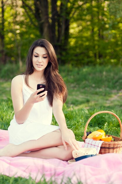 Jeune femme, textos, sur, pré