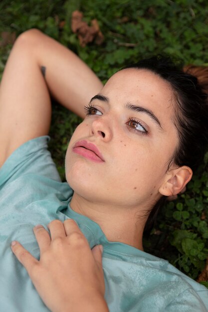 Jeune femme tolérant la canicule à l'extérieur