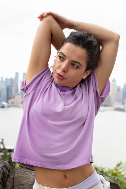 Photo gratuite jeune femme tolérant la canicule à l'extérieur