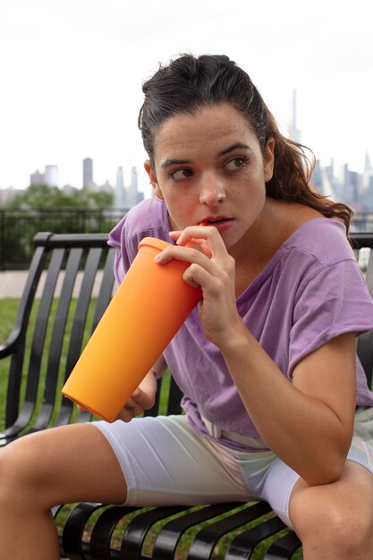 Jeune femme tolérant la canicule