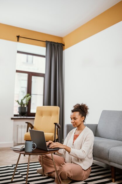 Jeune femme travaillant dans un endroit moderne