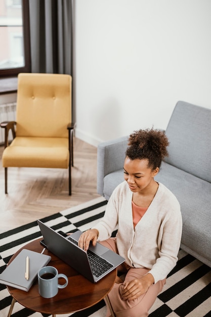 Photo gratuite jeune femme travaillant dans un endroit moderne