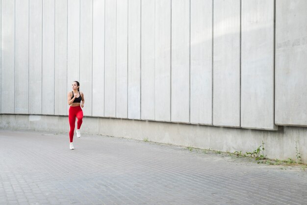 Jeune femme travaillant dans la rue