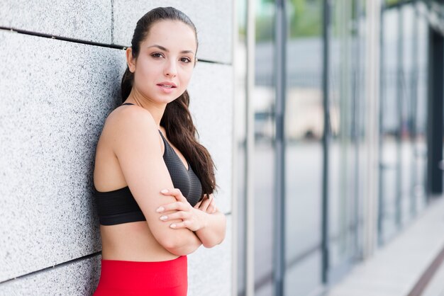 Jeune femme travaillant dans la rue