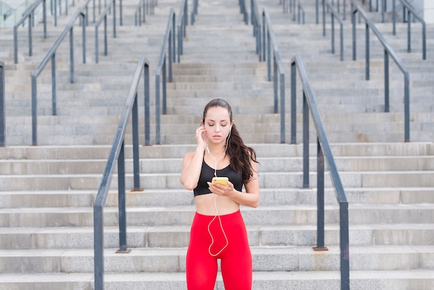 Jeune femme travaillant dans la rue