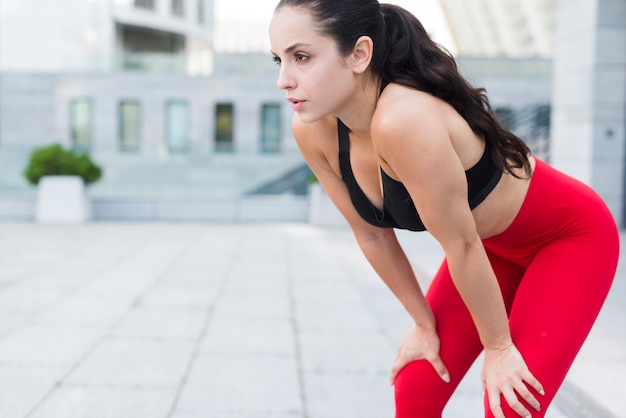 Photo gratuite jeune femme travaillant dans la rue