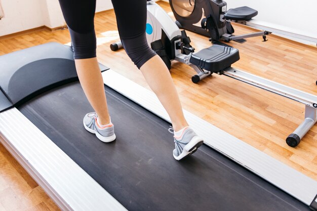 Jeune femme travaillant dans la salle de sport