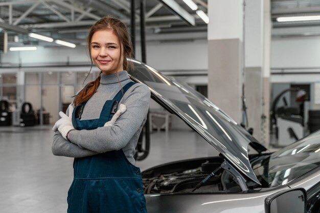 Jeune femme travaillant dans un service de voiture