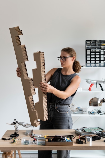 Jeune femme travaillant dans son atelier pour une invention créative