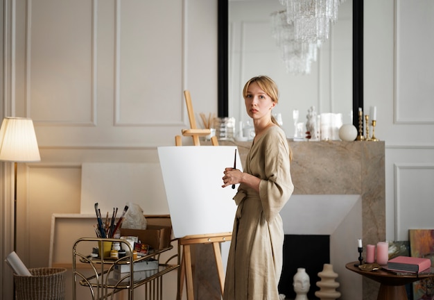 Jeune femme travaillant dans son atelier