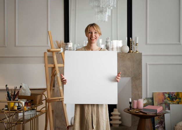 Jeune femme travaillant dans son atelier