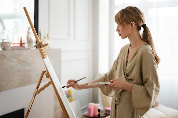 Jeune femme travaillant dans son atelier