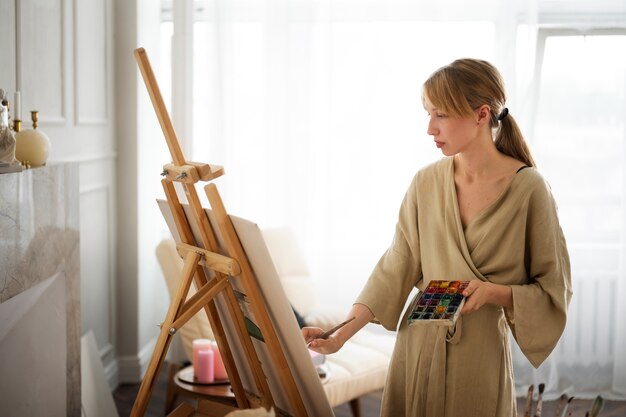 Jeune femme travaillant dans son atelier