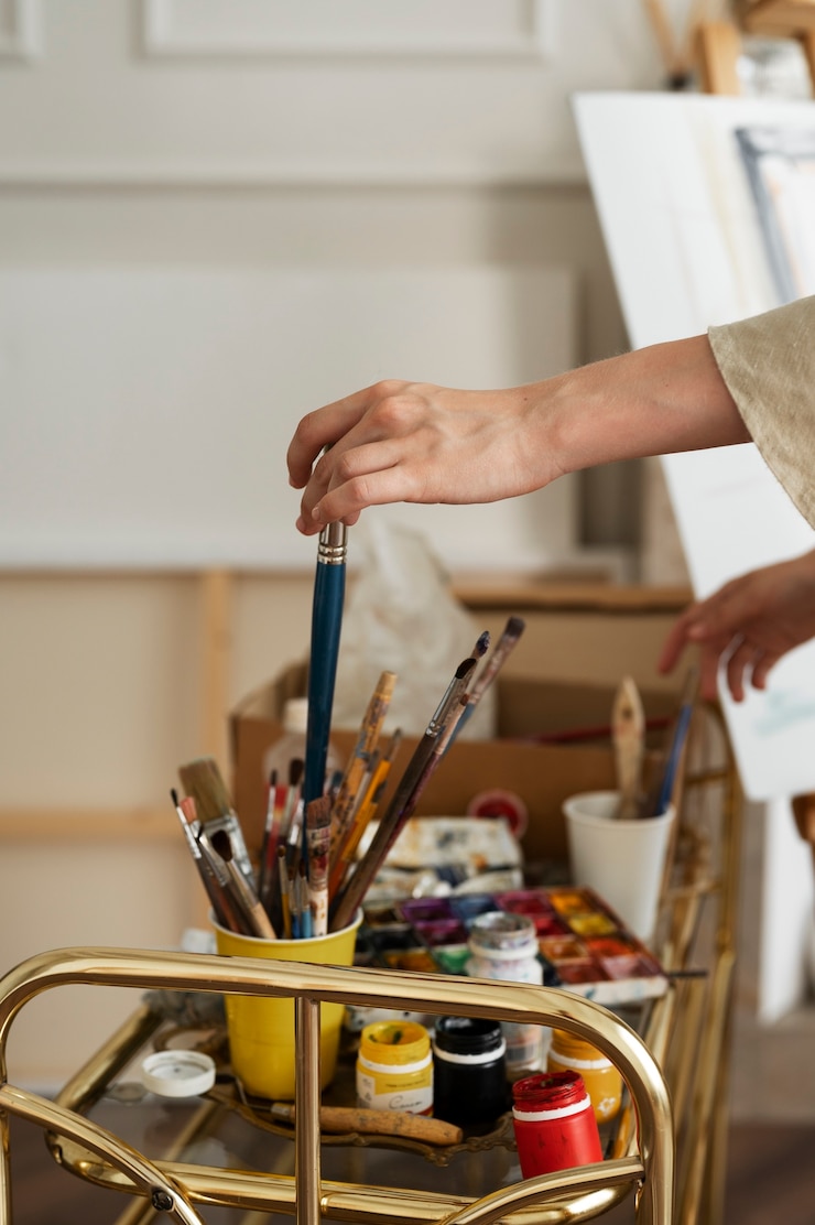 Photo gratuit jeune femme travaillant dans son atelier