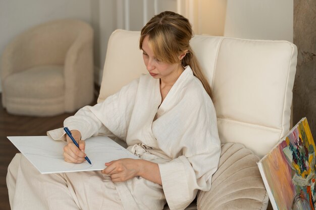 Jeune femme travaillant dans son atelier