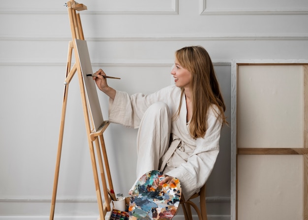 Jeune femme travaillant dans son atelier