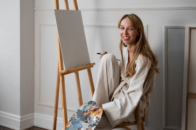 Jeune femme travaillant dans son atelier