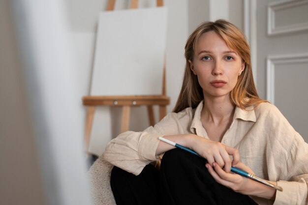 Jeune femme travaillant dans son atelier